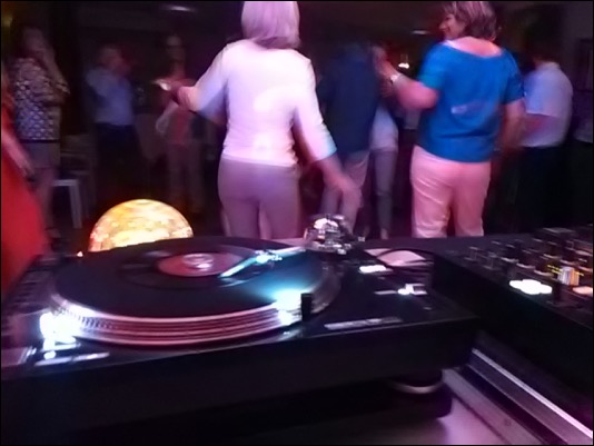 DJ rockt die Tanzfläche an 50. Geburtstag